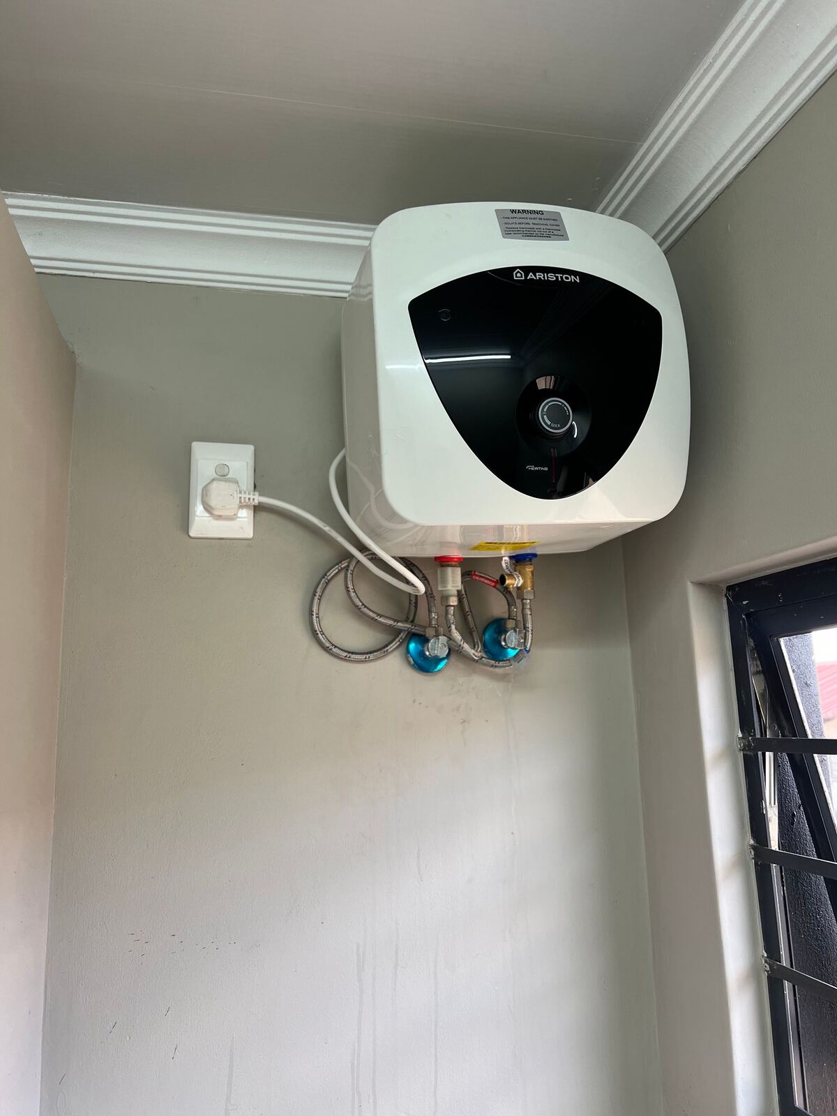 Wall-mounted geyser